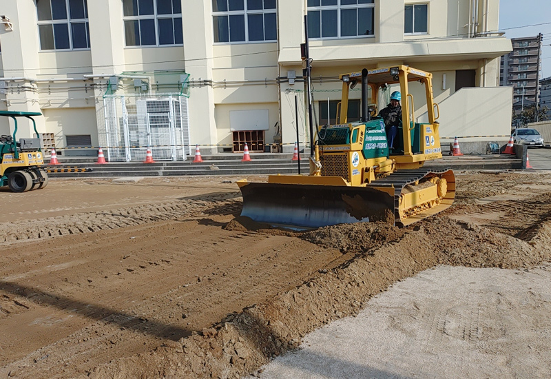 レーザーブルドーザーで表層土鋤き取り