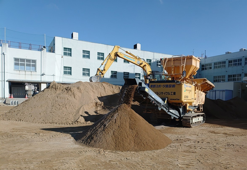 ふるい精製土と圧着粒子結合保水効果材をミキシングマシンで混合