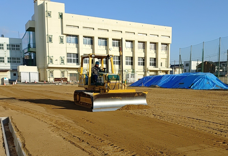 SSS精製土をレーザーブルドーザーで敷き均し