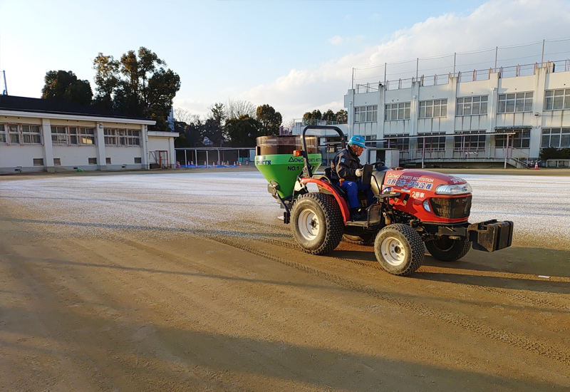 表面土壌安定材ソイルプロテクト散布