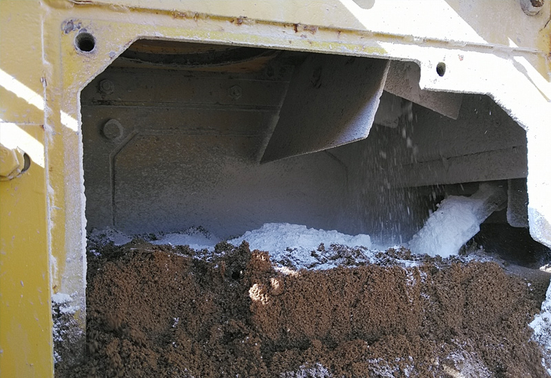 精製土とソイルスーパーサンドの2次混合状況