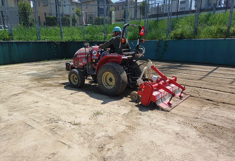 テーラーアタッチメントで表層撹拌と除草状況