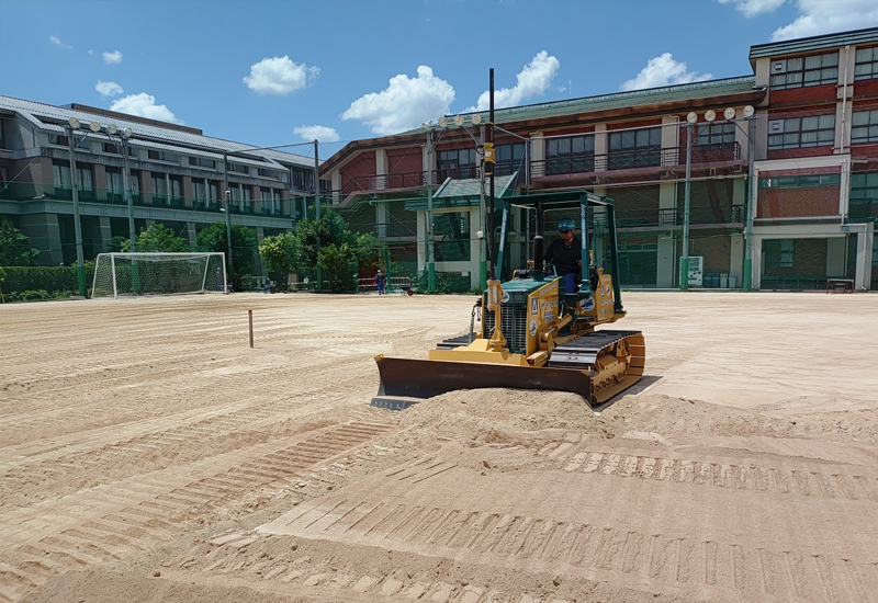 レーザーブルドーザーでミリ単位の勾配修正