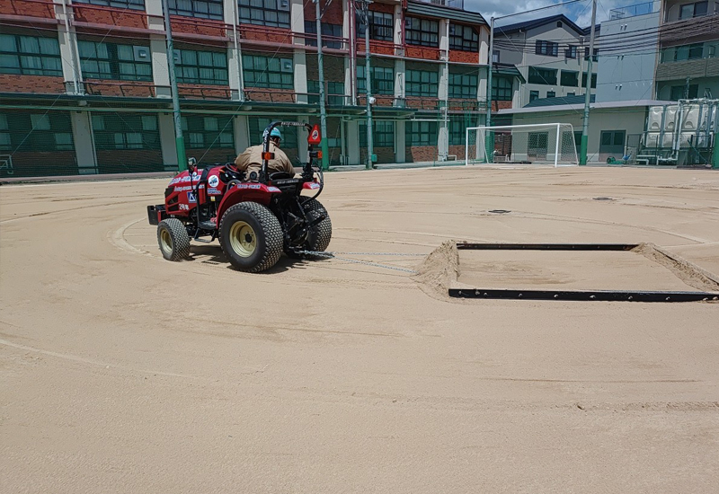 カンナカッターアタッチメントで表面の不陸整正