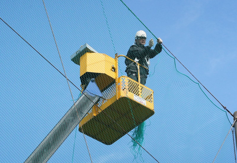 ネットの編み込み作業