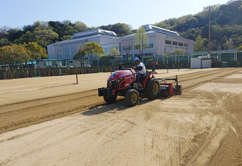 テーラアタッチメントで表層土の1次撹拌