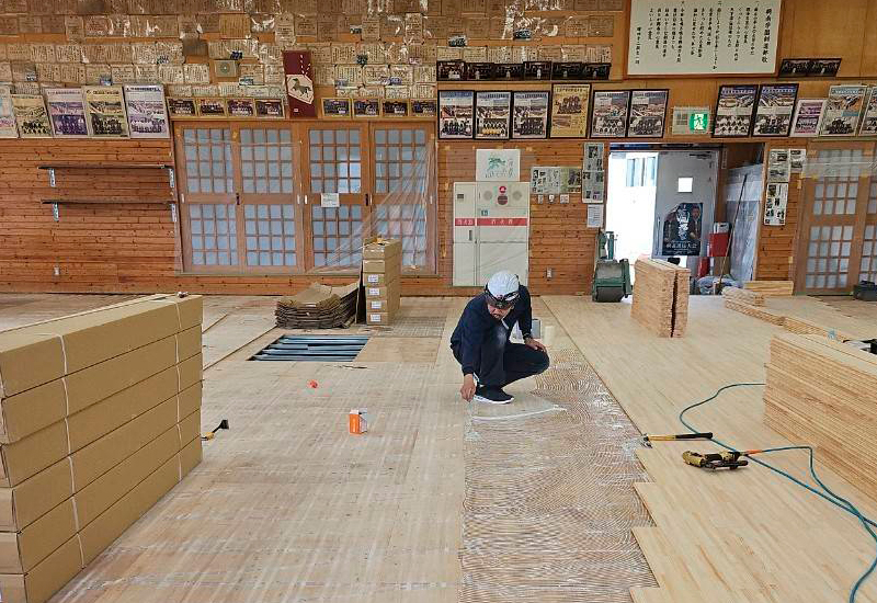 フローリング下地に接着剤を塗布