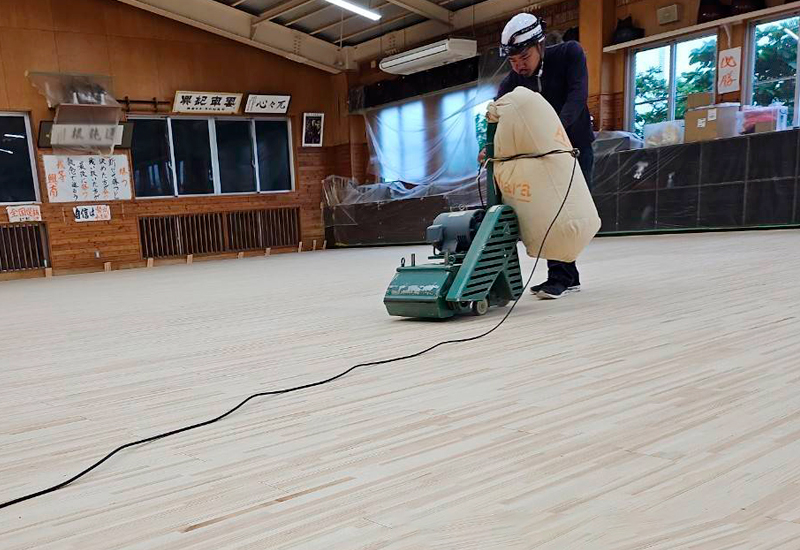 サンダー掛けをしてフローリング表面を研磨します