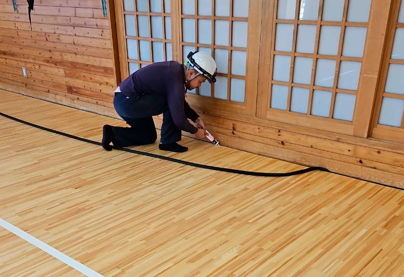 温度や湿度で伸縮する床材の動きを吸収するエキスパンションゴムを設置