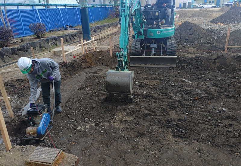 表層土を鋤きとり、基盤整正