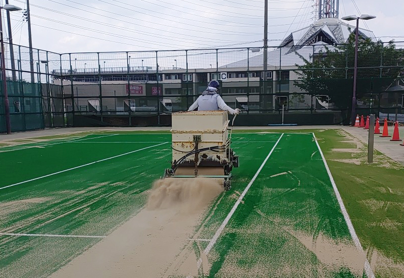 コート全体に硅砂を均一に散布・充填