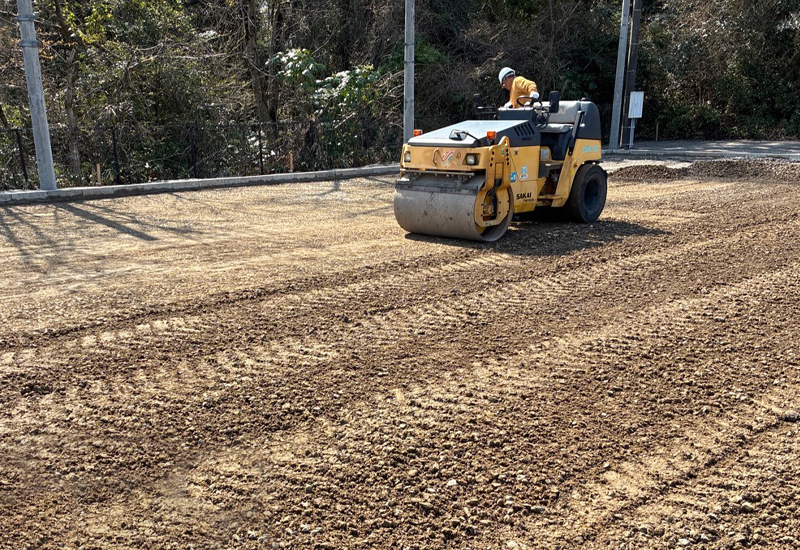 コンバインドローラーで基盤転圧